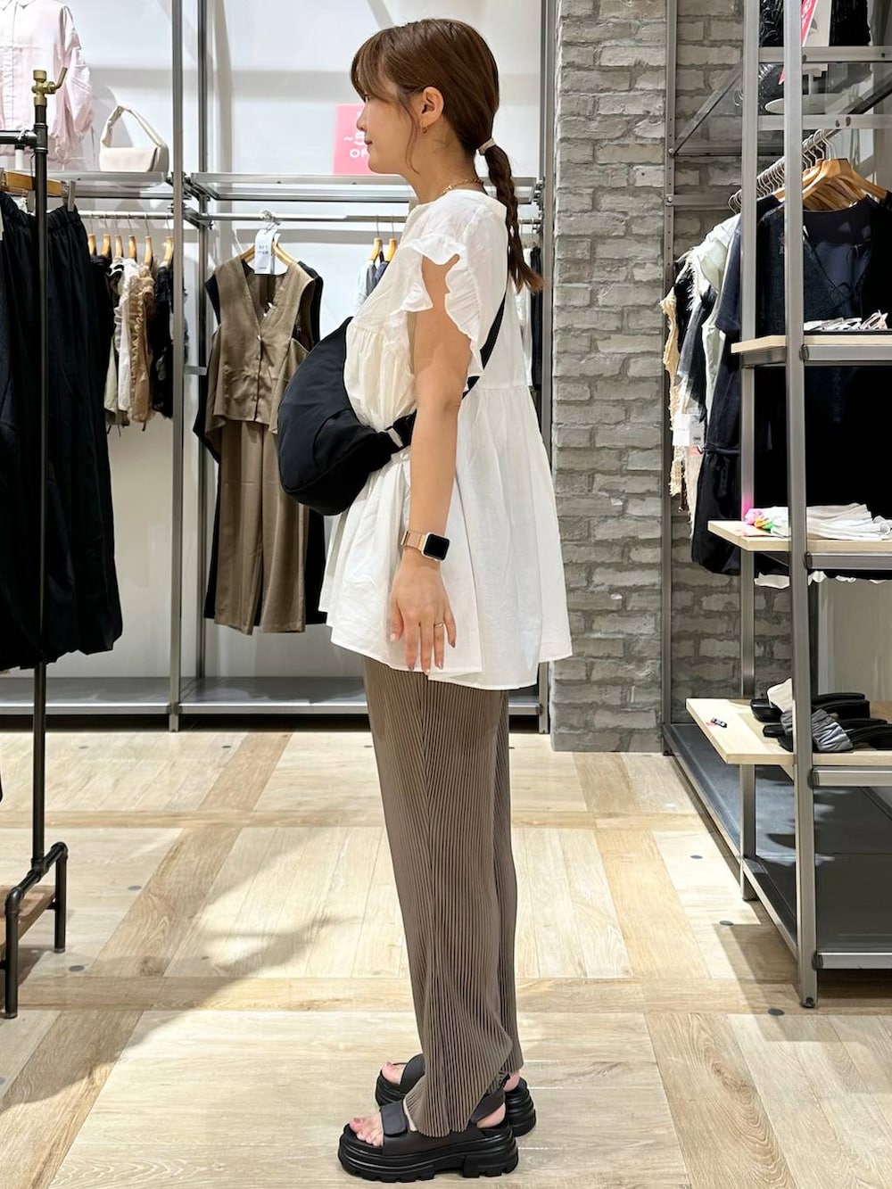 ブラウン系のその他パンツ、ブラック系のショルダーバッグ、ブラウン系のサンダルを着用したレディースの夏コーディネートの3枚目の写真