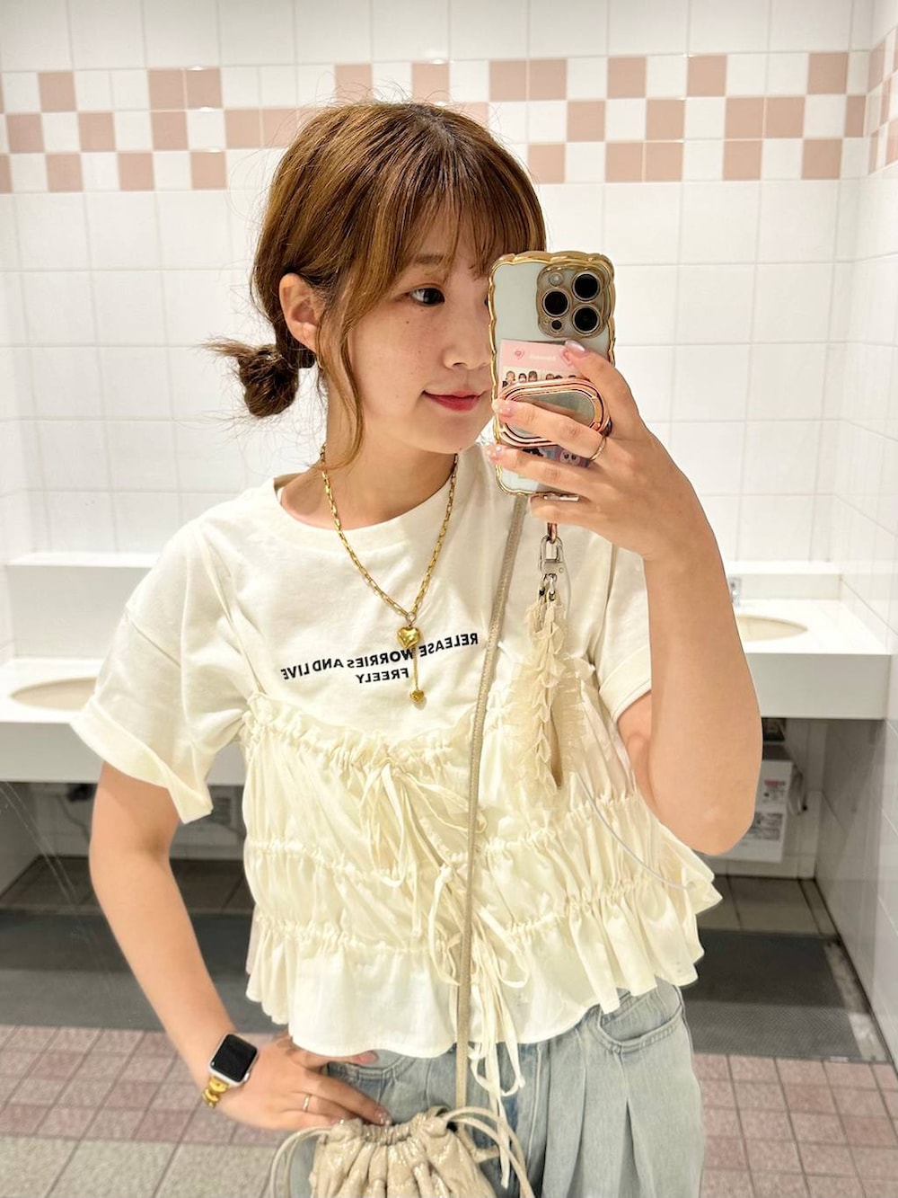ブラック系のサンダル、ブルー系のデニムパンツ、ホワイト系のTシャツ/カットソーを着用したレディースの夏コーディネートの2枚目の写真