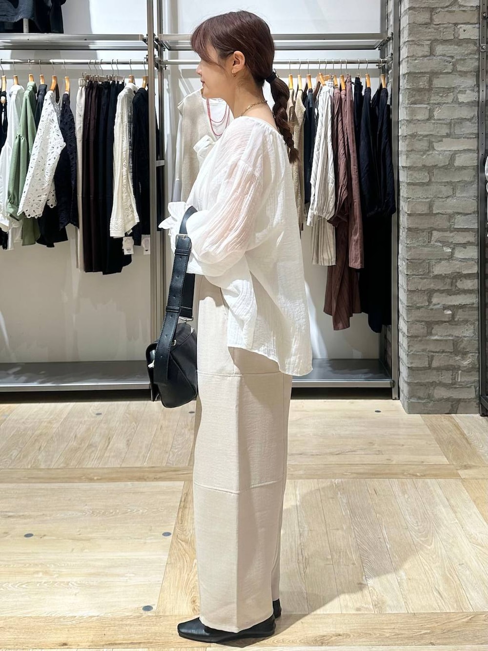 ブラック系のショルダーバッグ、ブラック系のパンプス、ベージュ系のその他パンツを着用したレディースの春コーディネートの2枚目の写真