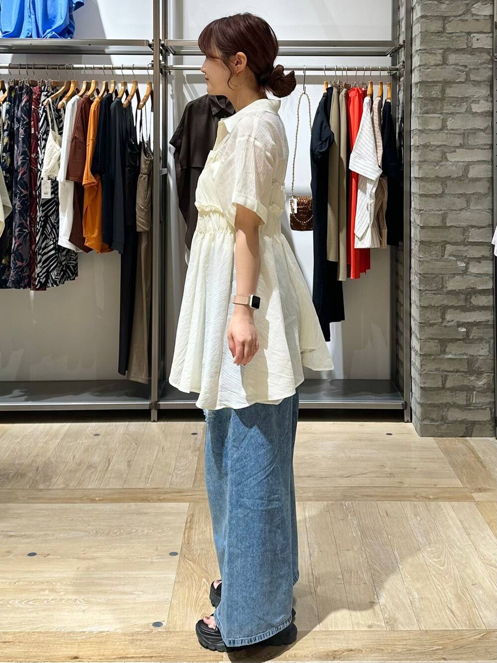 ブルー系のデニムパンツ、ホワイト系のその他トップスを着用したレディースの夏コーディネートの2枚目の写真