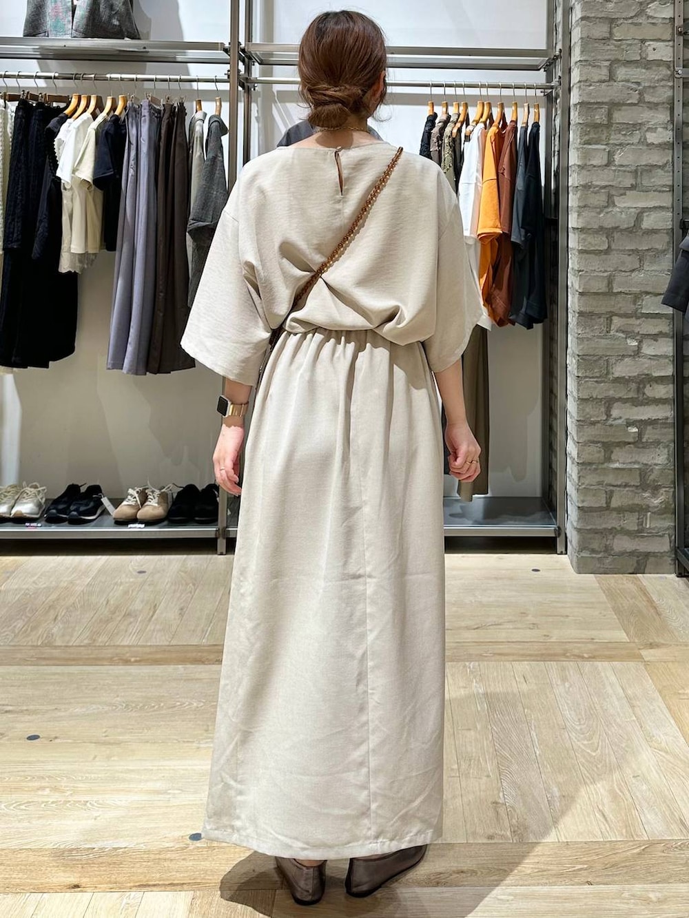 その他のパンプス、ベージュ系のスカート、ベージュ系のシャツ/ブラウスを着用したレディースの春コーディネートの3枚目の写真