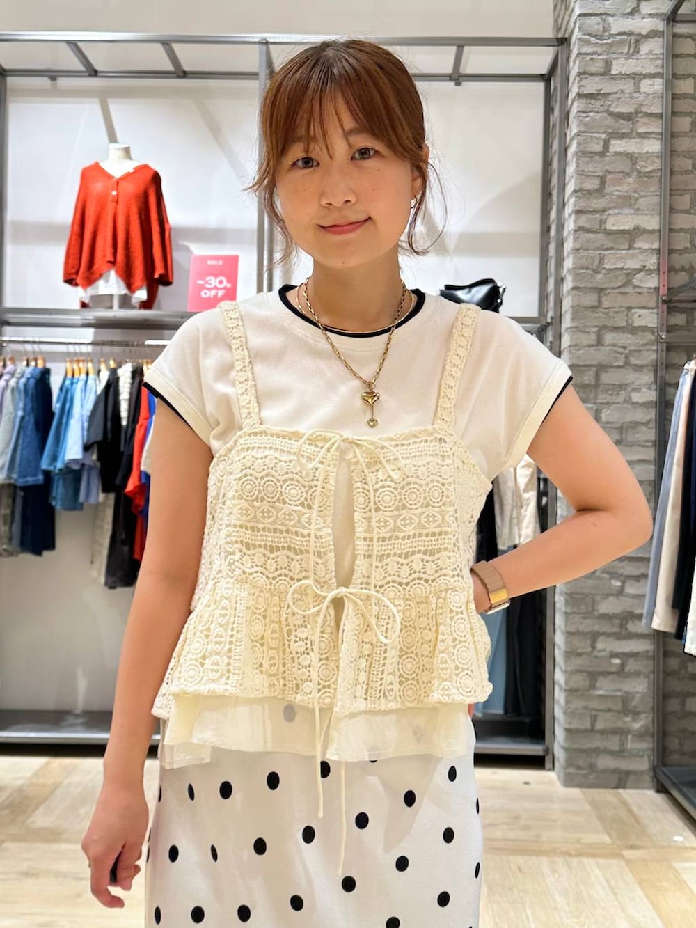ホワイト系のキャミソール、ホワイト系のTシャツ/カットソー、ホワイト系のスカートを着用したレディースの夏コーディネートの4枚目の写真