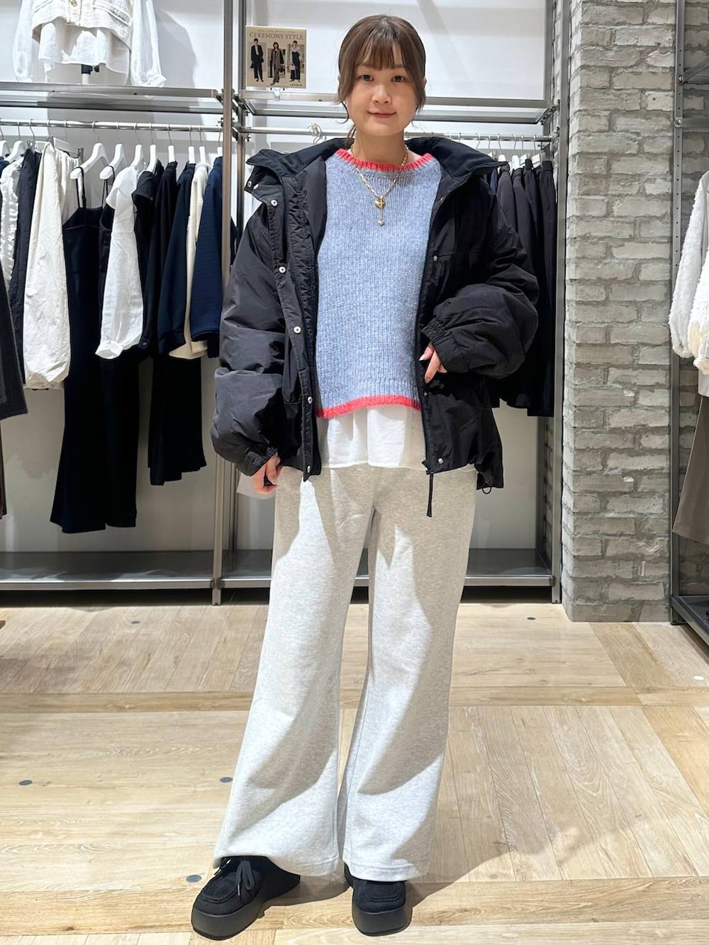 ブラック系のその他アウター、ホワイト系のTシャツ/カットソー、グレー系のショルダーバッグを着用したレディースの冬コーディネートの6枚目の写真