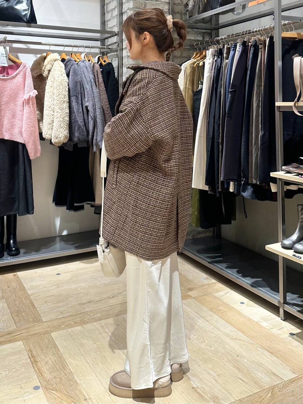 ホワイト系のスカート、ブラウン系のその他アウター、グレー系のショルダーバッグを着用したレディースの秋コーディネートの2枚目の写真