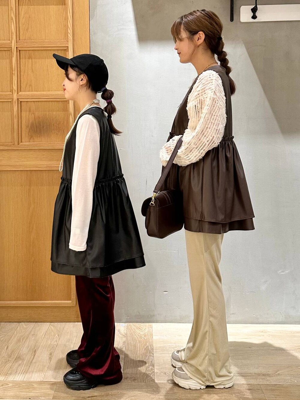 ホワイト系のTシャツ/カットソー、ホワイト系のその他パンツ、レッド系のその他パンツを着用したレディースの秋コーディネートの3枚目の写真