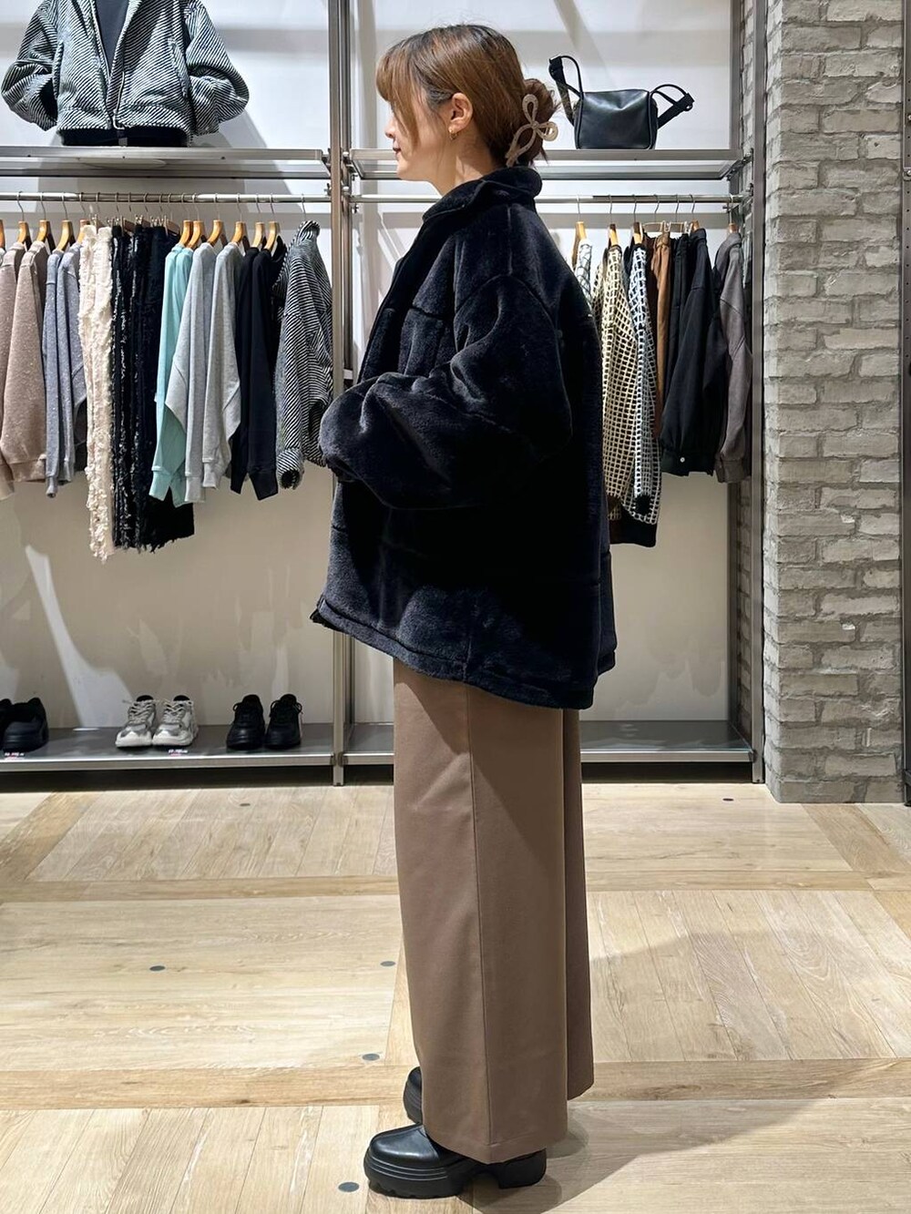 ブラック系のブーツ、ブラウン系のマタニティウェア/グッズ、ホワイト系のマタニティウェア/グッズを着用したレディースの秋コーディネートの2枚目の写真