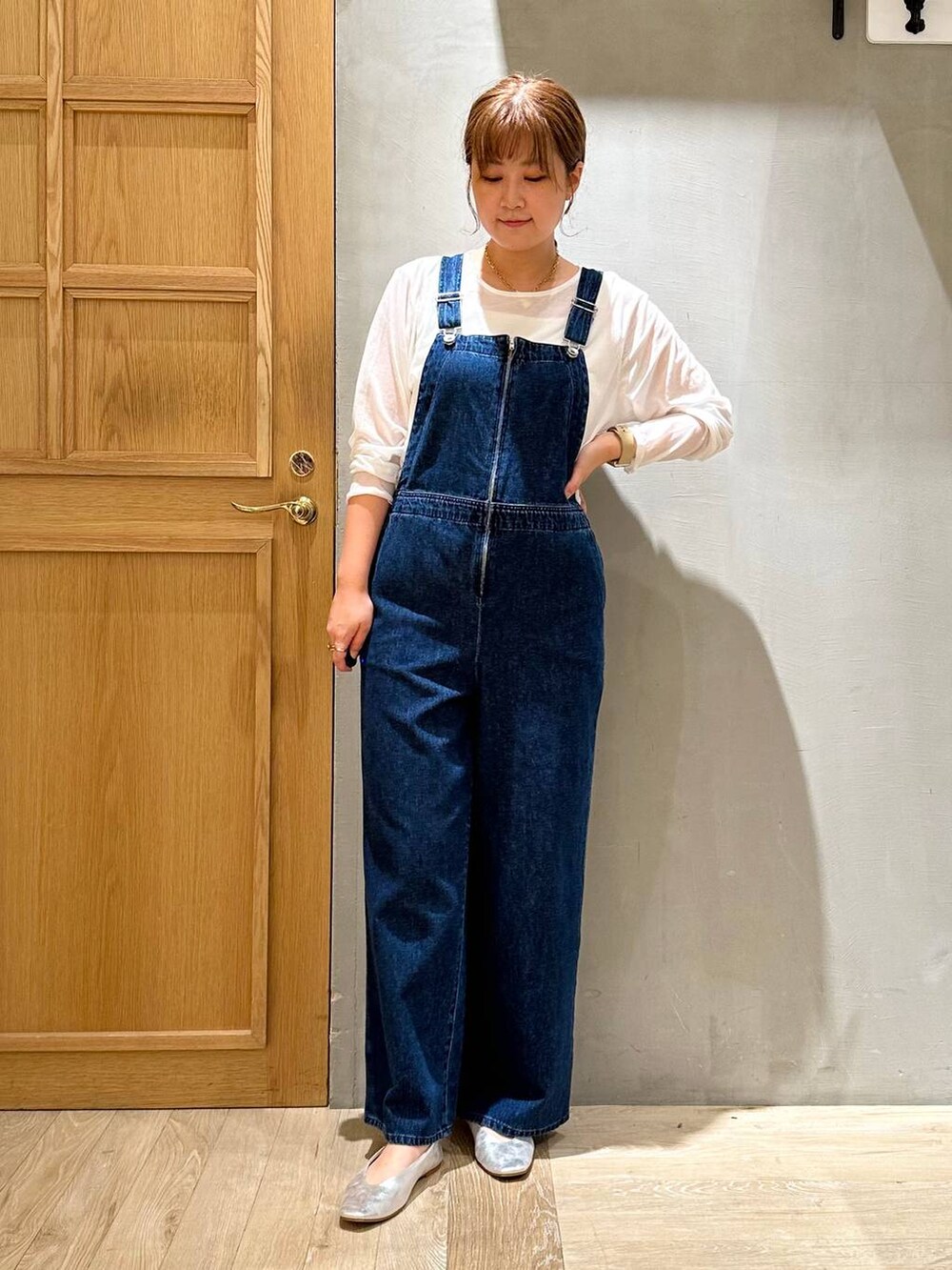 グレー系のパンプス、ホワイト系のTシャツ/カットソー、ブルー系のサロペット/オーバーオールを着用したレディースの秋コーディネートの6枚目の写真