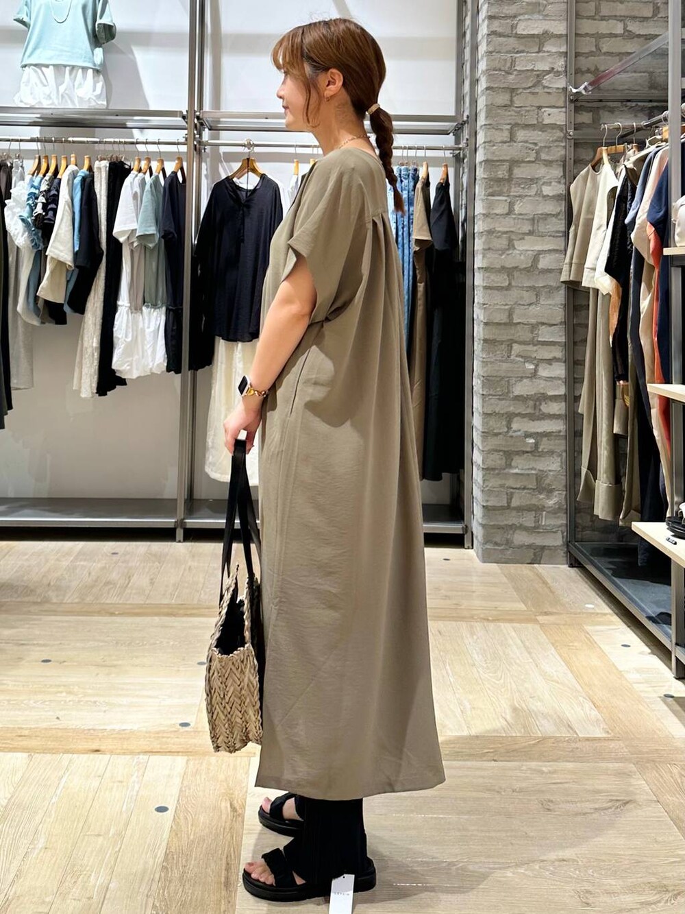 ブラウン系のワンピース、ホワイト系のタンクトップ、ブラック系のサンダルを着用したレディースの夏コーディネートの2枚目の写真