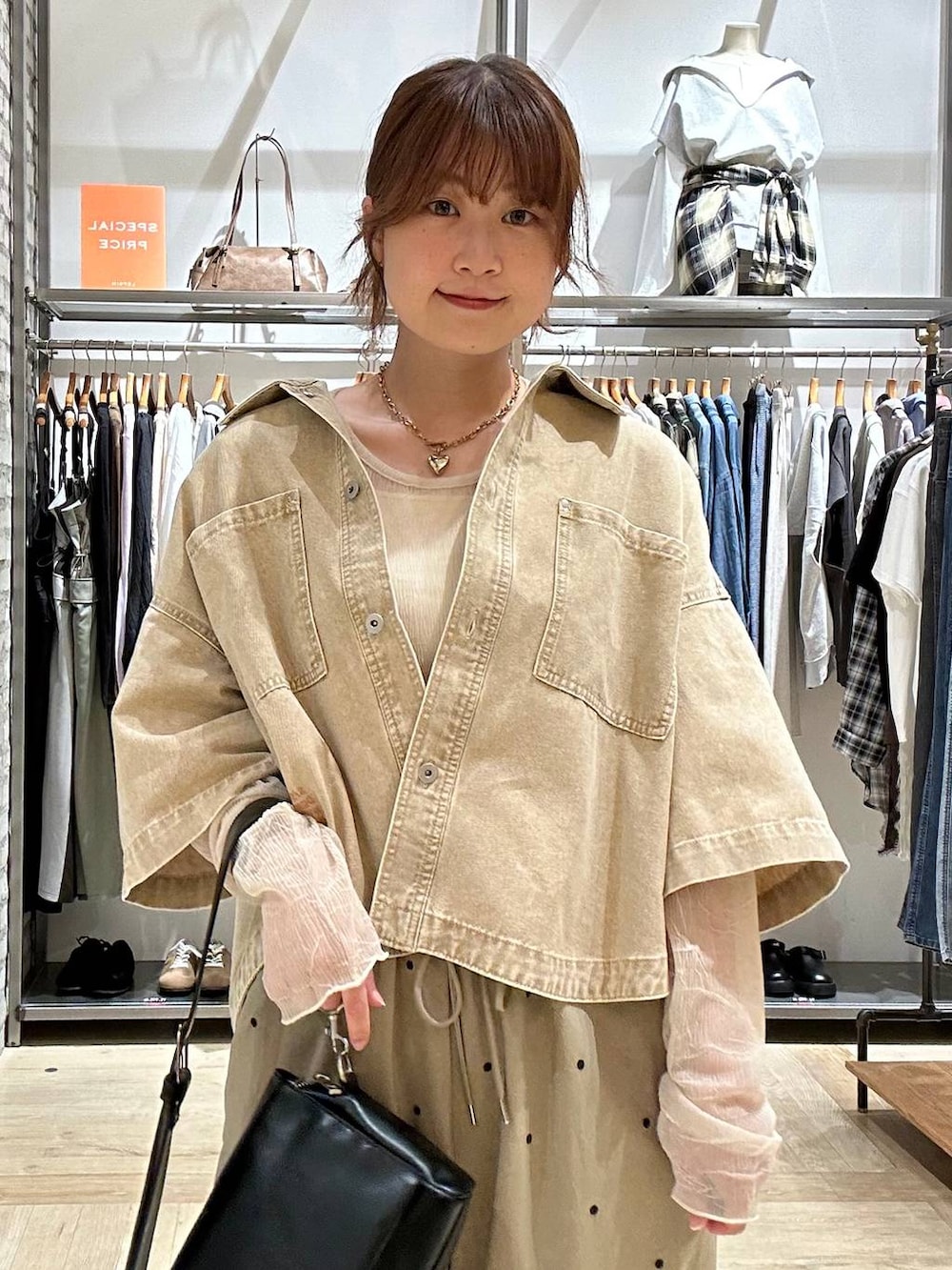 ブラック系のショルダーバッグ、ブラック系のその他シューズ、ホワイト系のTシャツ/カットソーを着用したレディースの春コーディネートの5枚目の写真