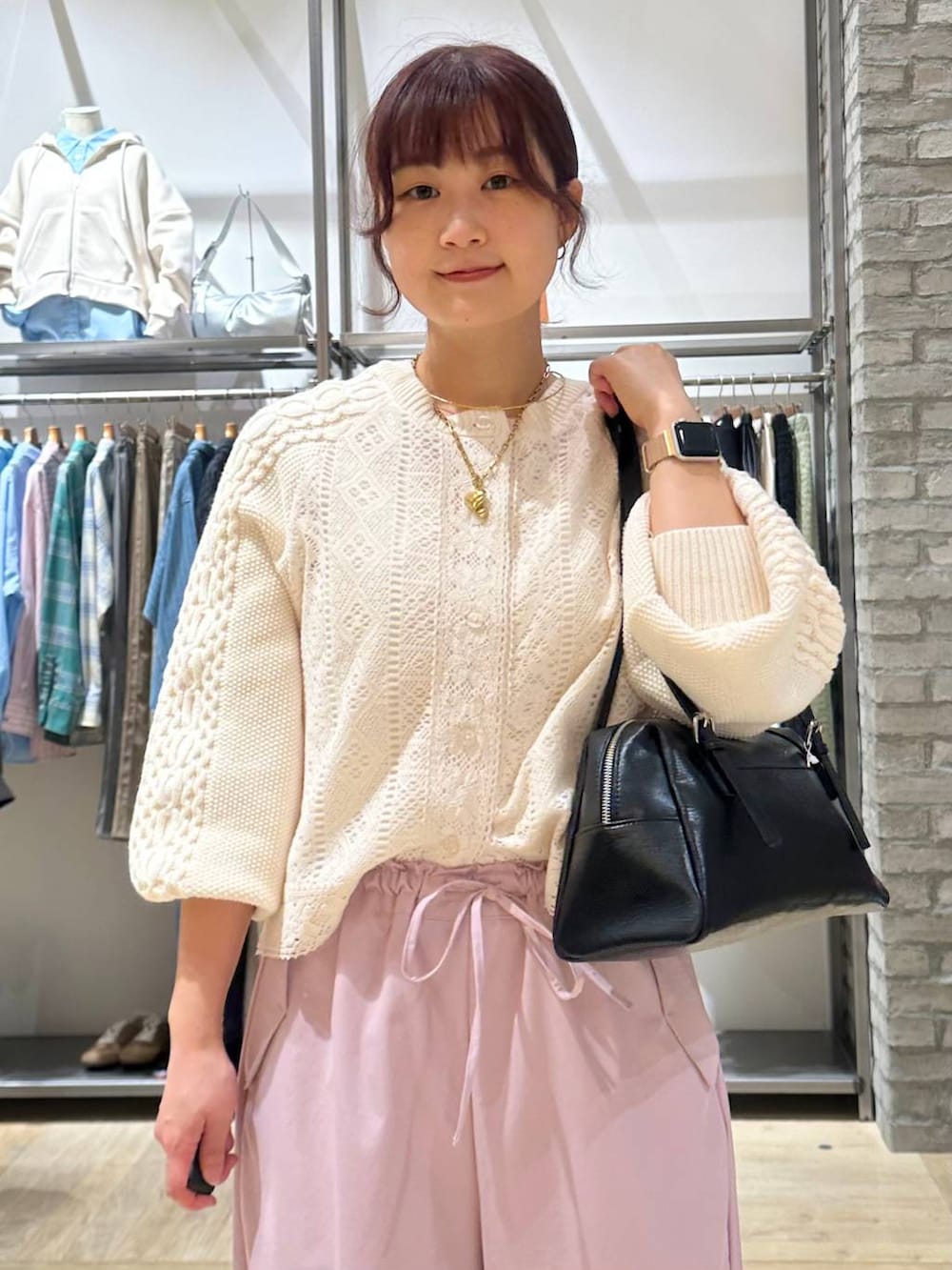 ブラック系のボストンバッグ、ピンク系のその他パンツ、ブラック系のその他シューズを着用したレディースの春コーディネートの5枚目の写真