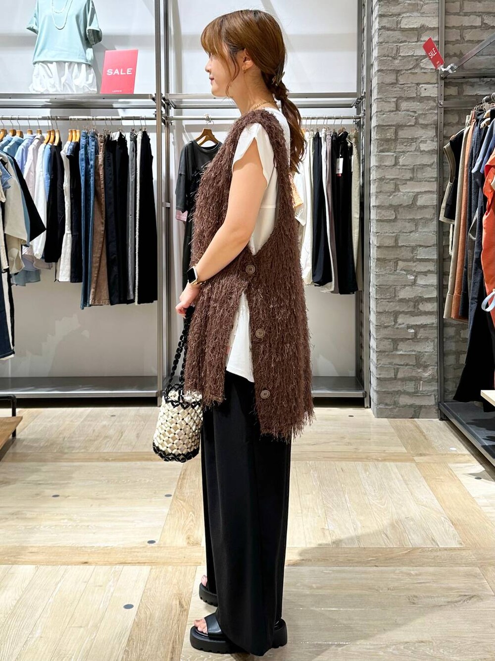 ブラック系のその他パンツ、ホワイト系のTシャツ/カットソー、ブラウン系のチュニックを着用したレディースの夏コーディネートの2枚目の写真