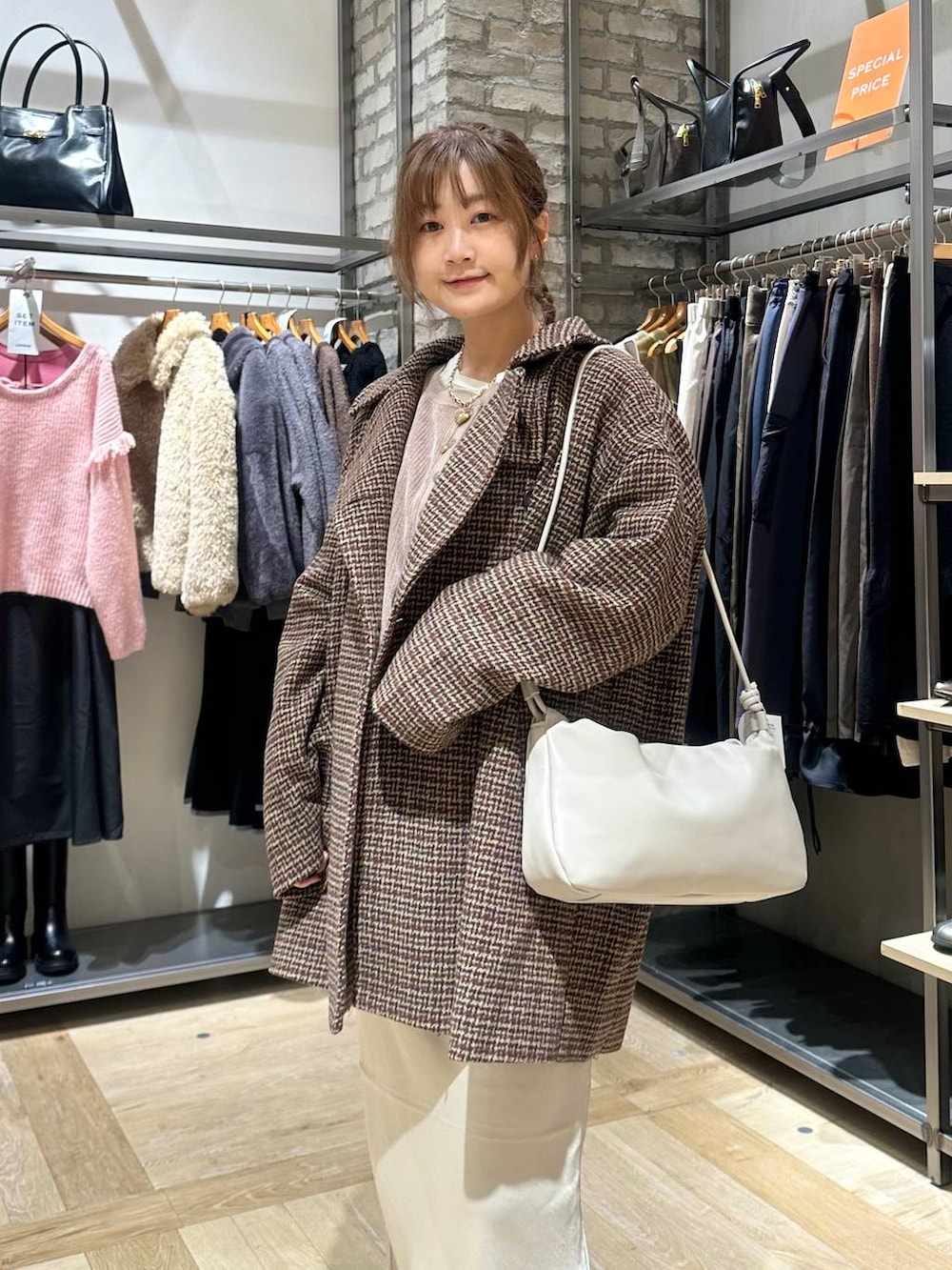 ホワイト系のスカート、ブラウン系のその他アウター、グレー系のショルダーバッグを着用したレディースの秋コーディネートの4枚目の写真