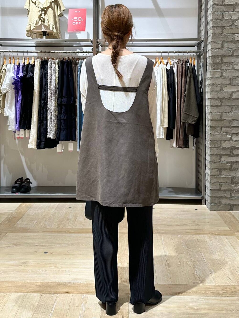 ブラック系のその他パンツ、ブラック系のその他シューズ、ブラック系のショルダーバッグを着用したレディースの秋コーディネートの4枚目の写真