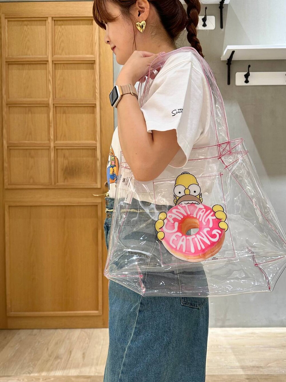 シルバー系のサンダル、ブルー系のデニムパンツ、ホワイト系のTシャツ/カットソーを着用したレディースの夏コーディネートの4枚目の写真