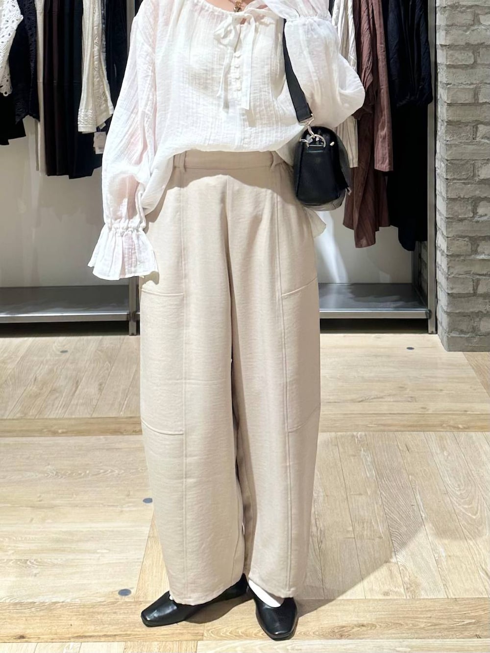 ブラック系のショルダーバッグ、ブラック系のパンプス、ベージュ系のその他パンツを着用したレディースの春コーディネートの5枚目の写真