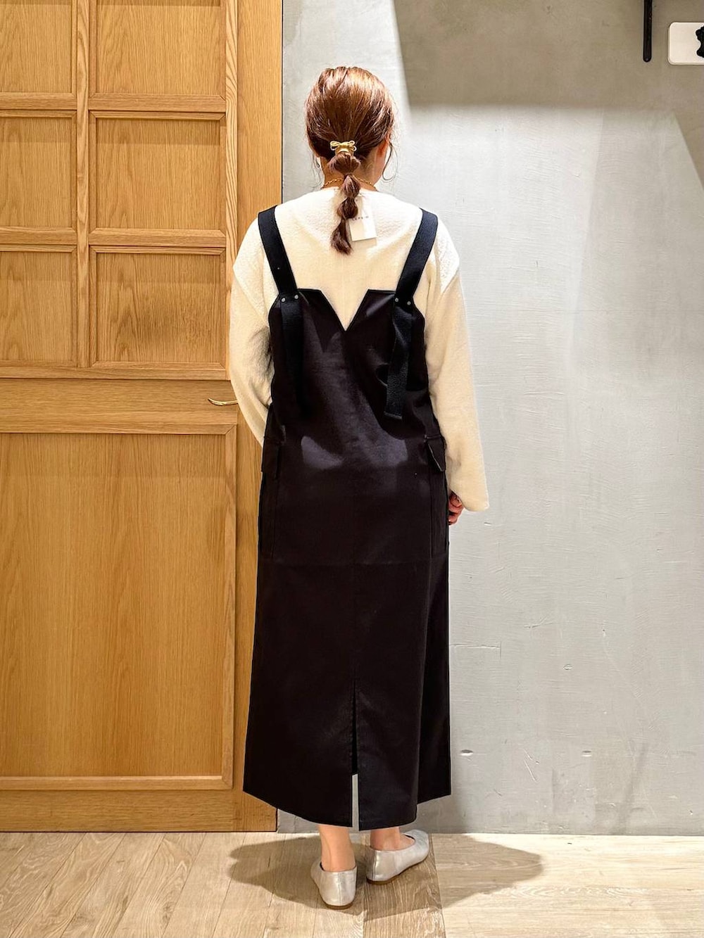 グレー系のパンプス、ホワイト系のTシャツ/カットソー、ホワイト系のショルダーバッグを着用したレディースの秋コーディネートの3枚目の写真
