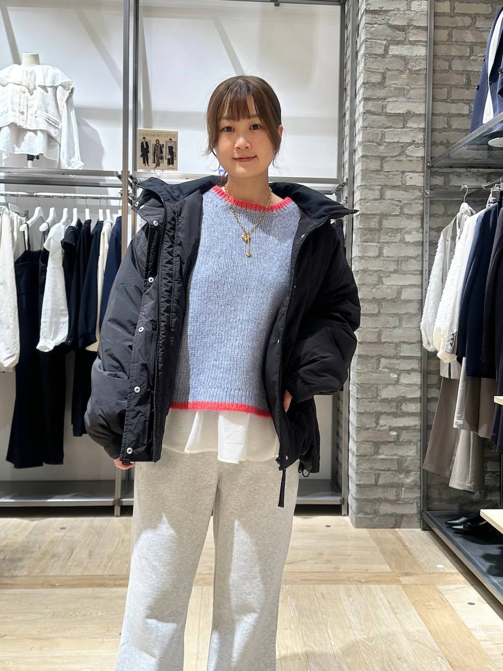 ブラック系のその他アウター、ホワイト系のTシャツ/カットソー、グレー系のショルダーバッグを着用したレディースの冬コーディネートの9枚目の写真