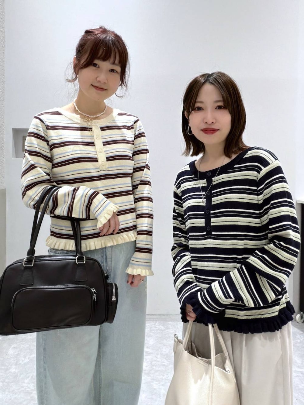 ブラウン系のその他パンツ、ホワイト系のショルダーバッグ、ブルー系のデニムパンツを着用したレディースの春コーディネートの4枚目の写真