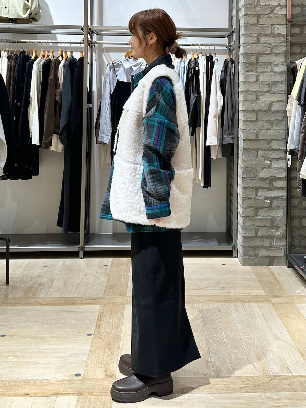 ブラウン系のブーツ、グリーン系のシャツ/ブラウス、ホワイト系のその他アウターを着用したレディースの秋コーディネートの2枚目の写真