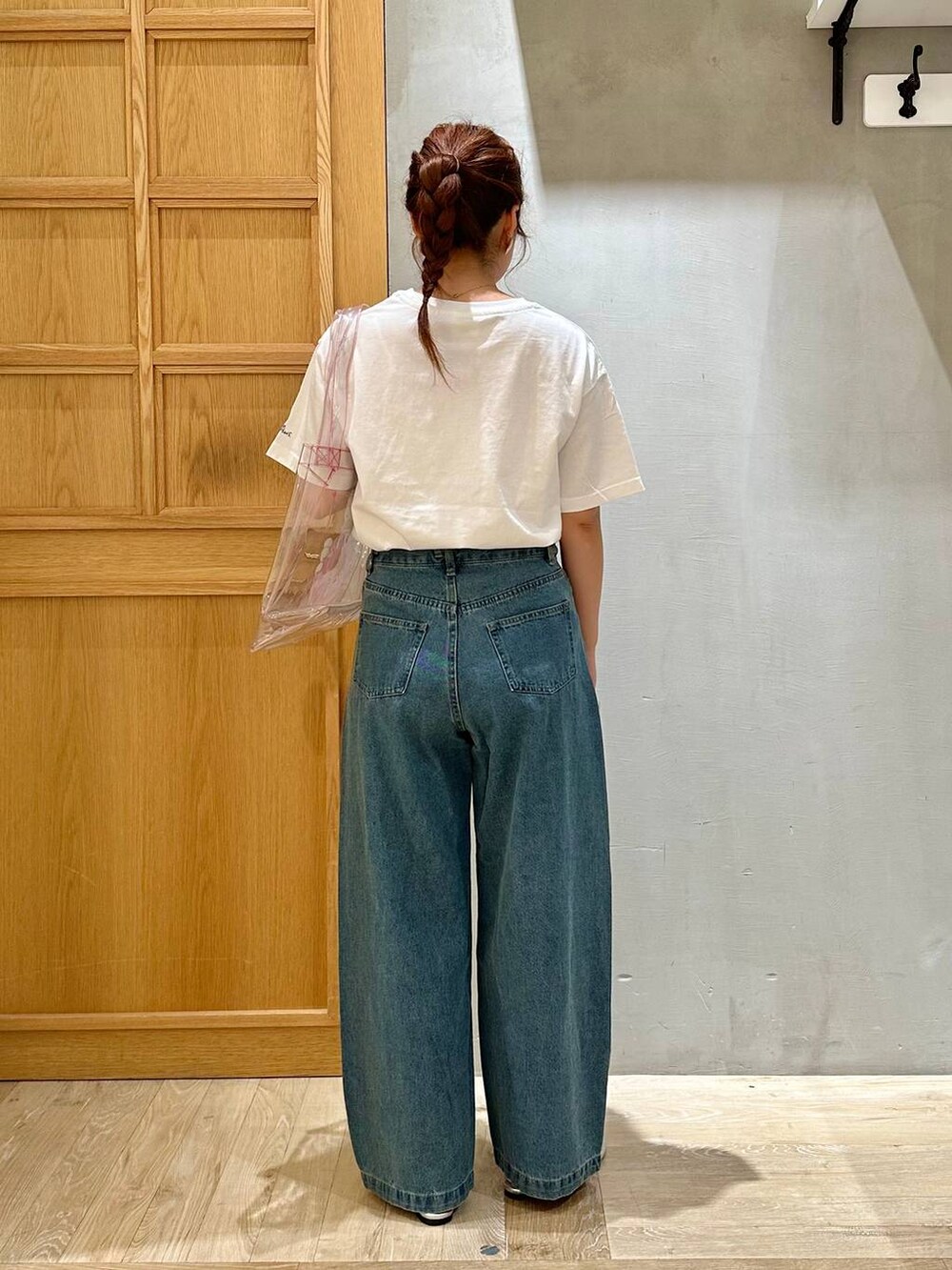 シルバー系のサンダル、ブルー系のデニムパンツ、ホワイト系のTシャツ/カットソーを着用したレディースの夏コーディネートの3枚目の写真