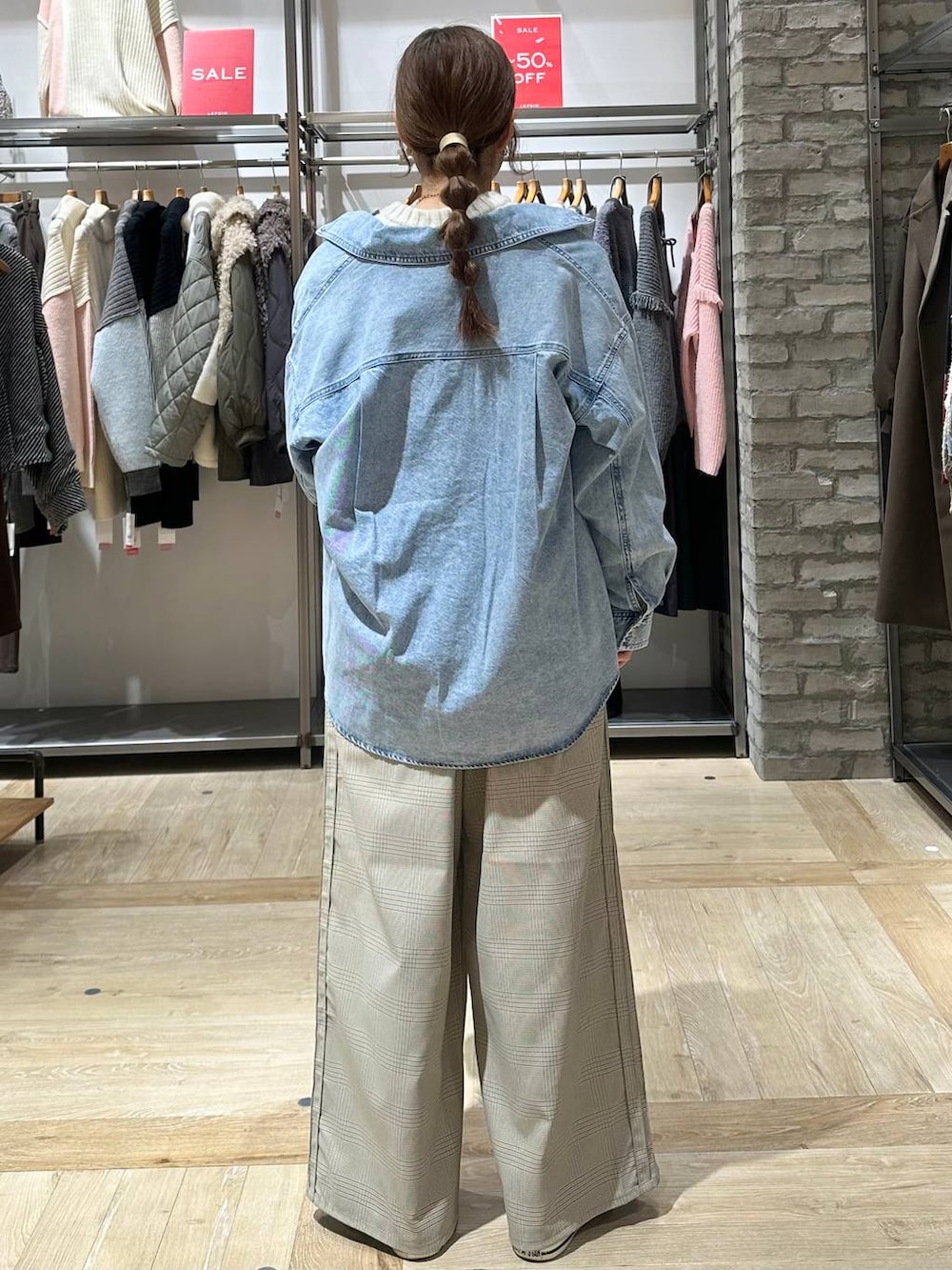 イエロー系のスニーカー、ブルー系のシャツ/ブラウス、その他のその他パンツを着用したレディースの冬コーディネートの3枚目の写真