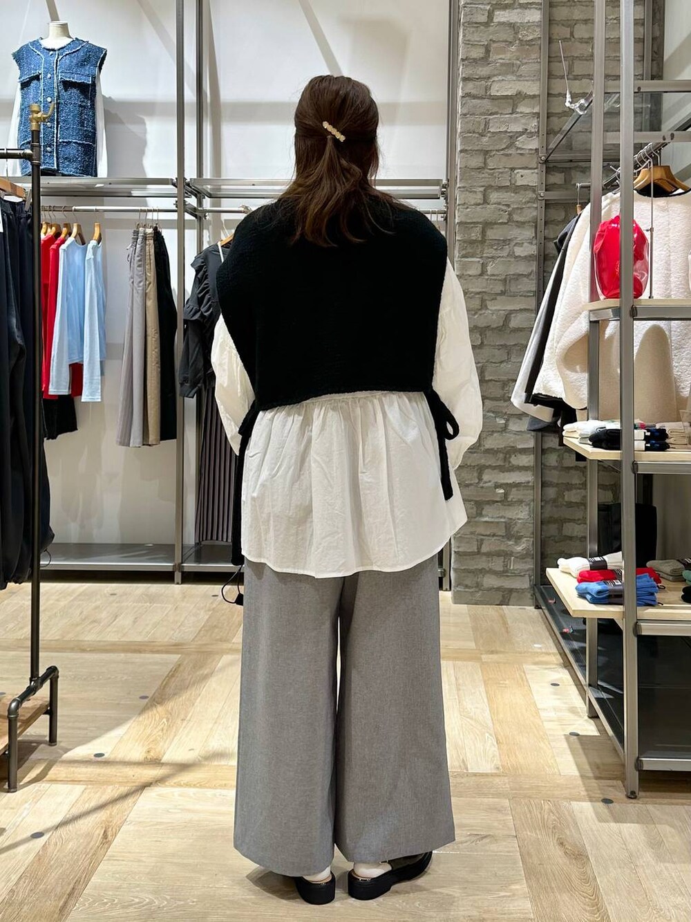 グレー系のその他パンツ、ブラック系のベスト、ブラック系のローファーを着用したレディースの冬コーディネートの3枚目の写真