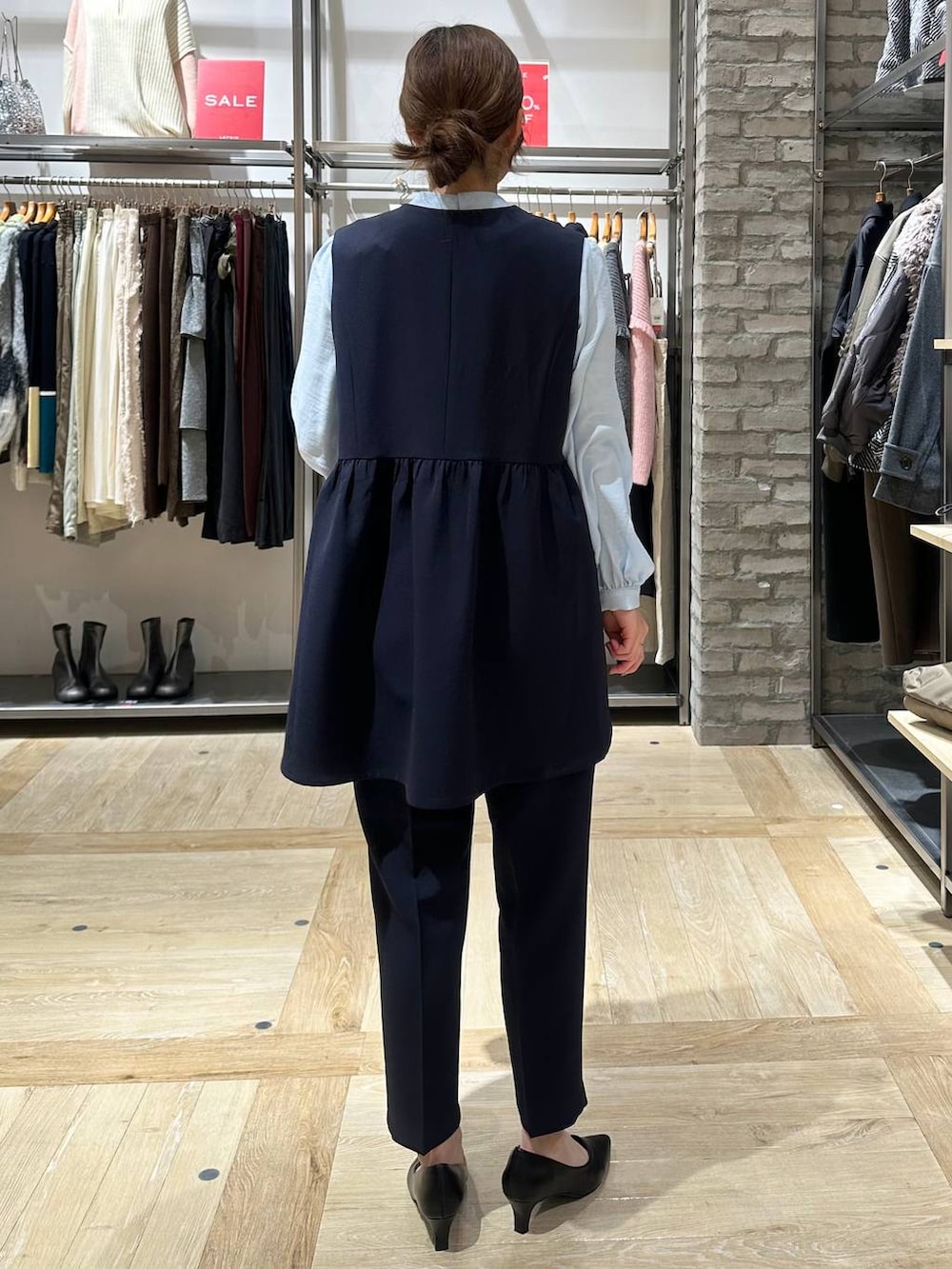 ブルー系のその他パンツ、ブルー系のその他アウター、ブルー系のシャツ/ブラウスを着用したレディースの冬コーディネートの3枚目の写真