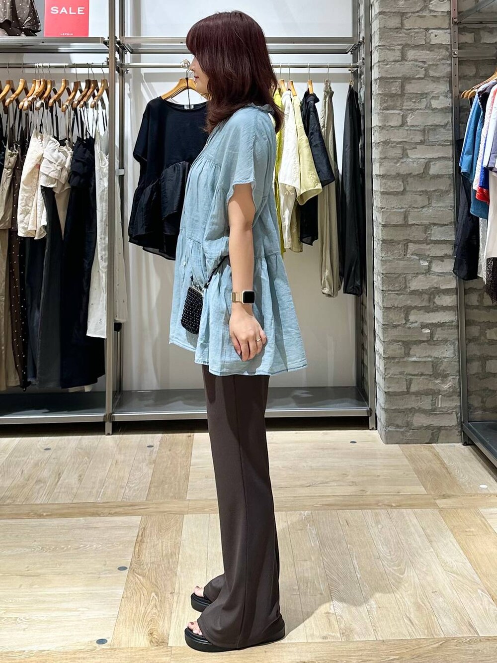 ブラック系のサンダル、ブラウン系のその他パンツ、ブルー系のマタニティウェア/グッズを着用したレディースの夏コーディネートの2枚目の写真