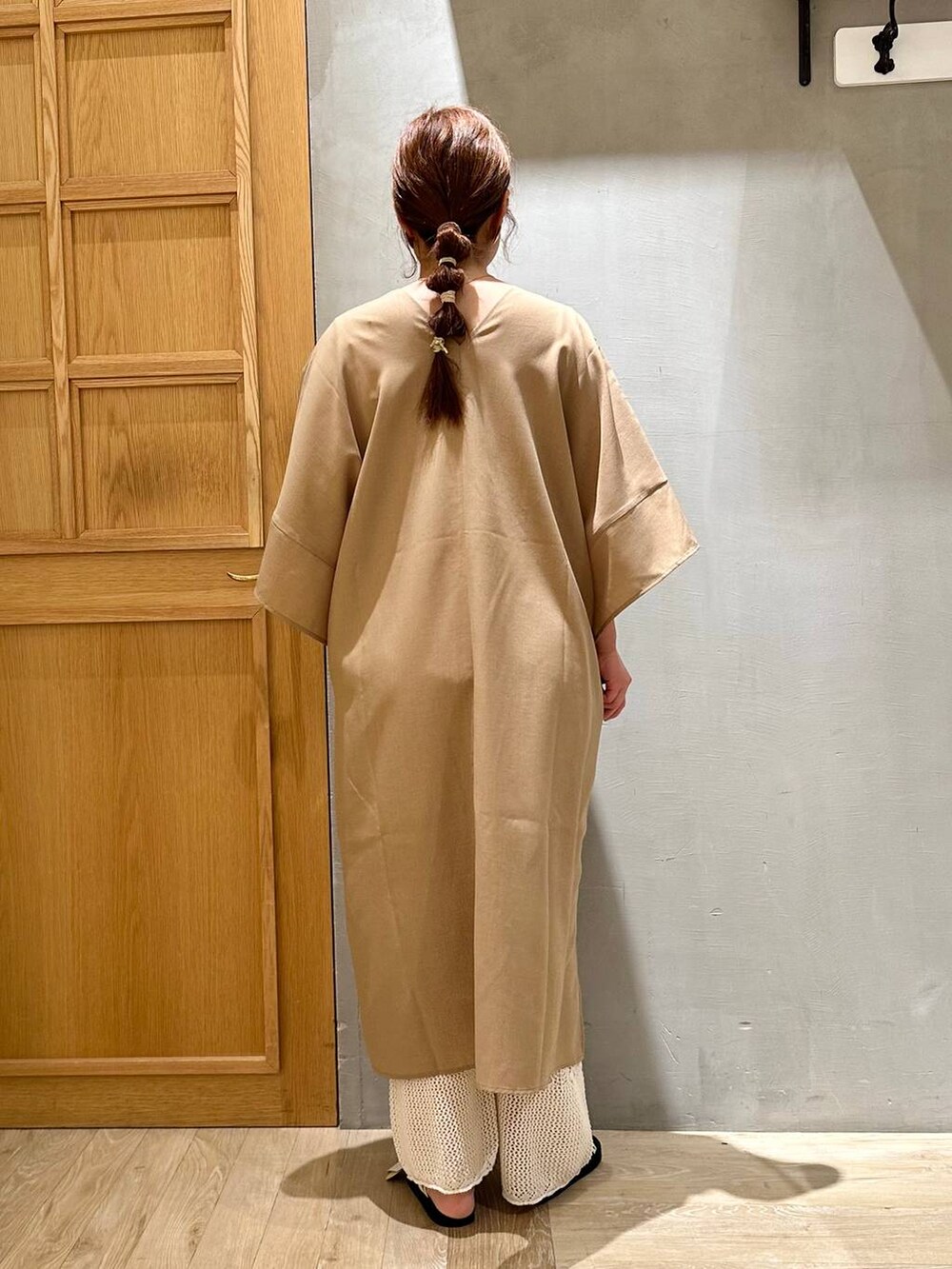 ホワイト系のその他パンツ、ベージュ系のワンピース、ホワイト系のサンダルを着用したレディースの春コーディネートの3枚目の写真