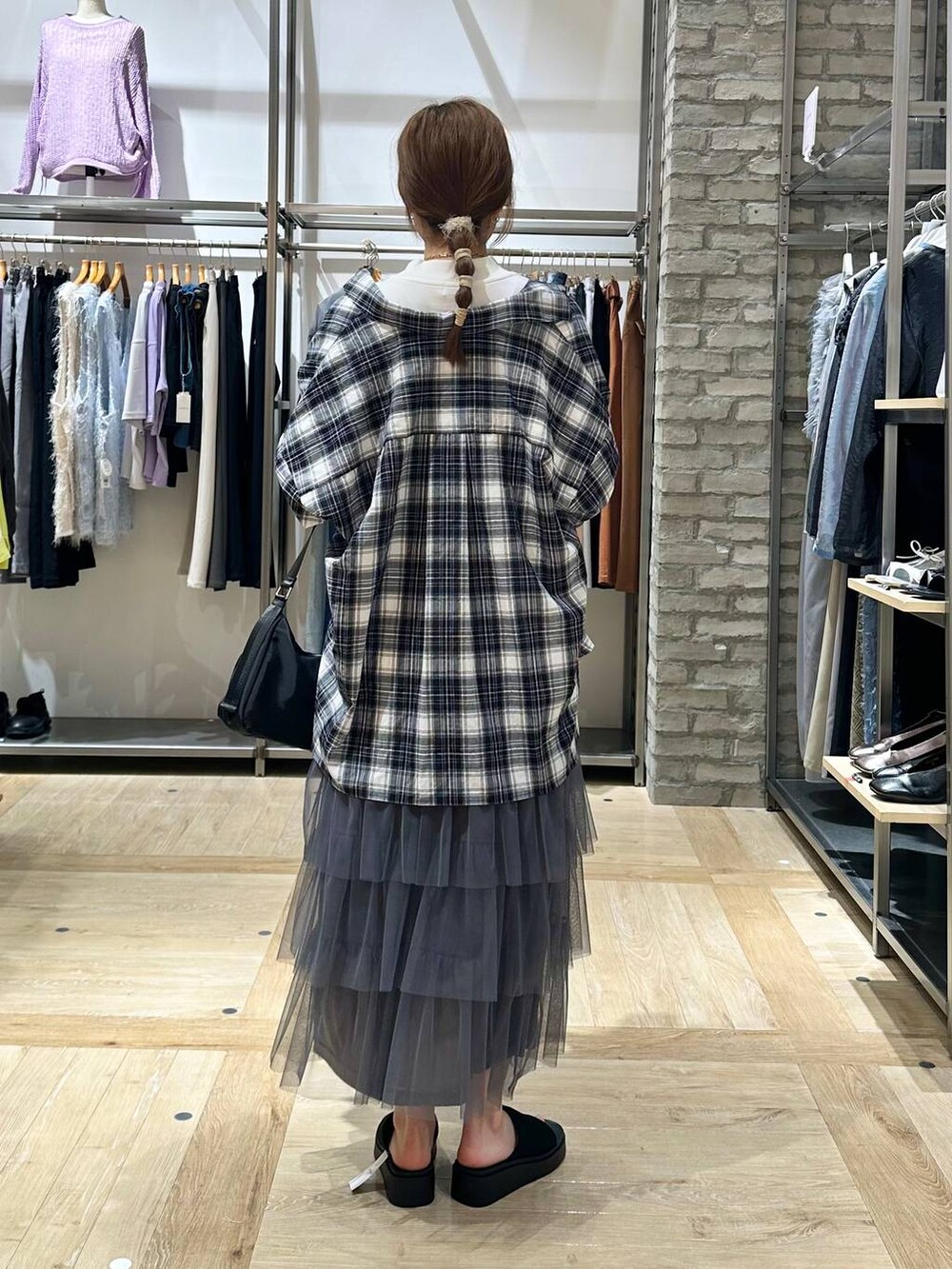 ホワイト系のTシャツ/カットソー、ブラック系のショルダーバッグ、ブラック系のシャツ/ブラウスを着用したレディースの春コーディネートの3枚目の写真