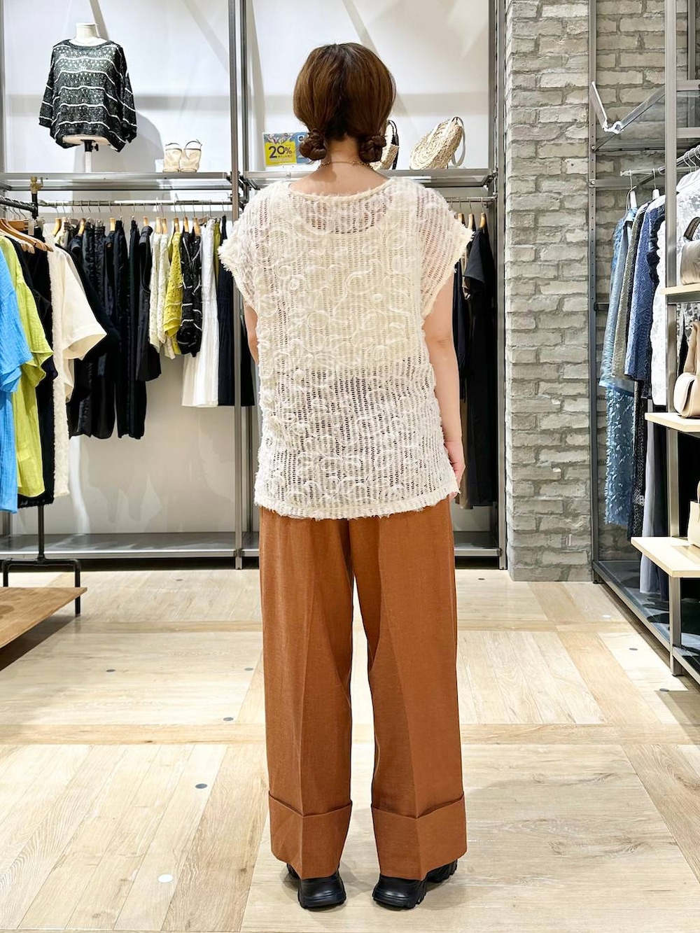 「ワントーン、フェミニン、着痩せ・細見え、ママコーデ、骨格ウェーブ、高身長、ベーシック/シンプル、カジュアル、LEPSIM、30代_LEPSIM、ノースリーブ、タンクトップ、ワイドパンツ、ショルダーバッグ、バッグ」｜「LEPSIMの多機能リブタンク　286166（タンクトップ、ホワイト系）」を使った、★しおりんさん（レディース・165cm）の夏コーディネートの3枚目の写真