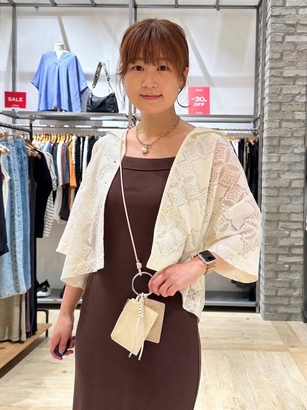 ホワイト系のシャツ/ブラウス、ブラウン系のワンピース、ホワイト系のネックレスを着用したレディースの夏コーディネートの4枚目の写真