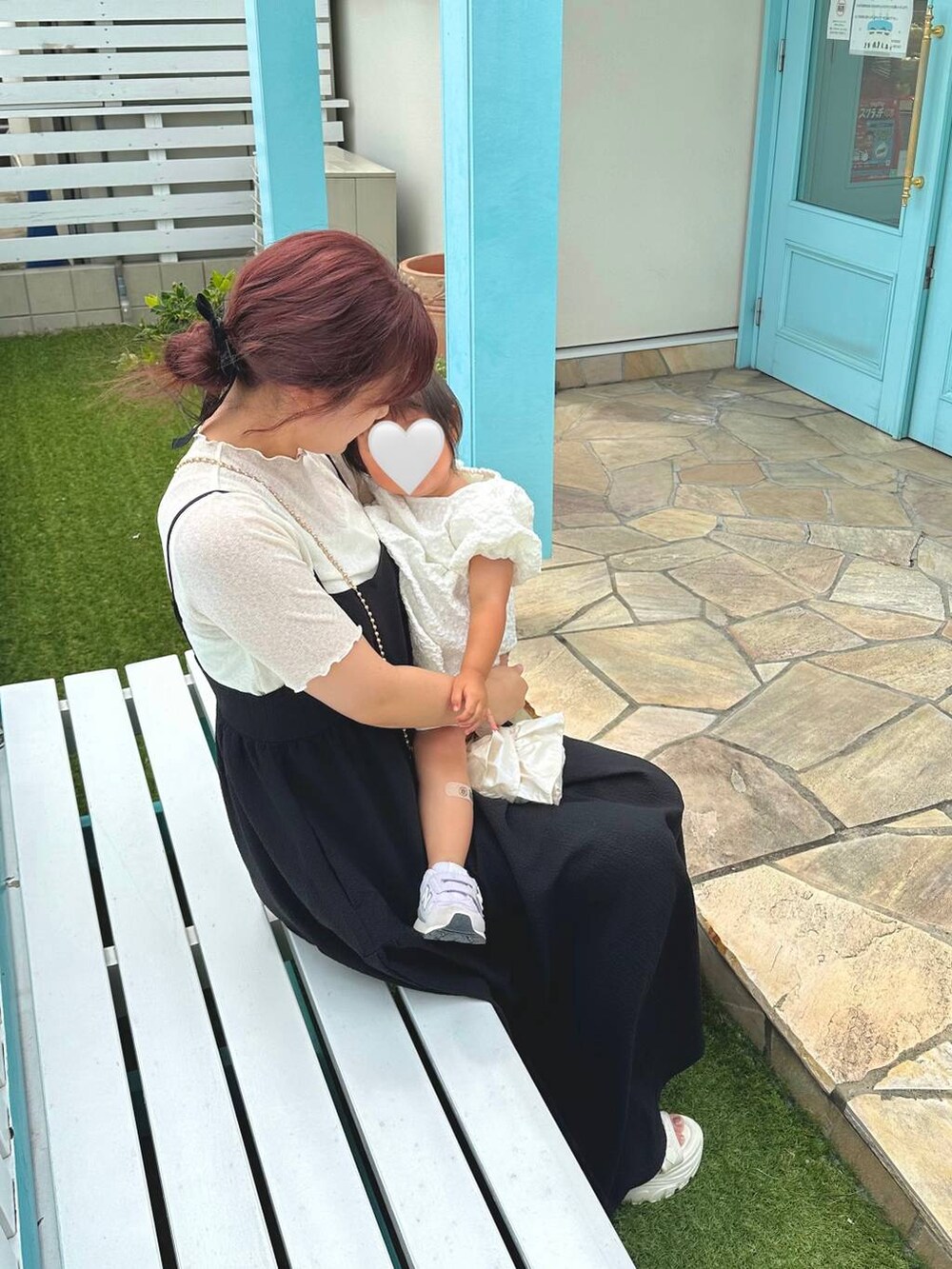 ブラック系のワンピース、ホワイト系のショルダーバッグ、ホワイト系のサンダルを着用したレディースの夏コーディネートの2枚目の写真