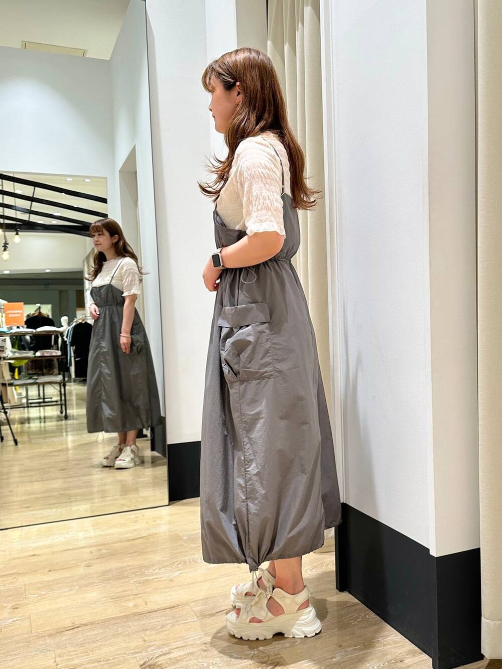 ホワイト系のサンダル、グレー系のワンピース、ホワイト系のTシャツ/カットソーを着用したレディースの春コーディネートの3枚目の写真