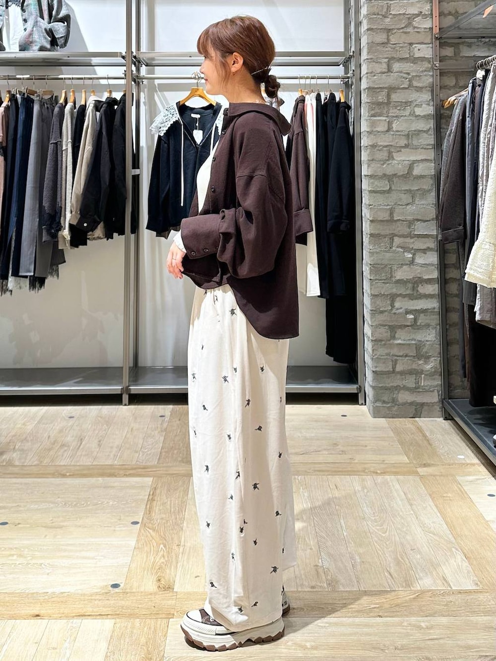 ホワイト系のその他パンツ、ブラウン系のシャツ/ブラウス、ホワイト系のTシャツ/カットソーを着用したレディースの秋コーディネートの2枚目の写真