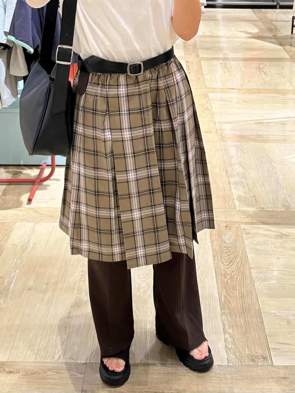 ベージュ系のスカート、ブラウン系のその他パンツ、ブラック系のショルダーバッグを着用したレディースの夏コーディネートの4枚目の写真