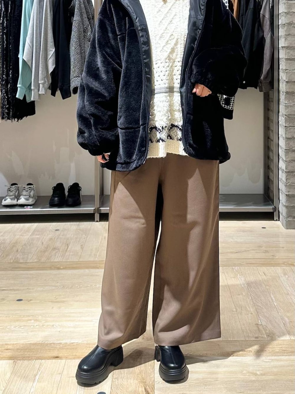 ブラック系のブーツ、ブラウン系のマタニティウェア/グッズ、ホワイト系のマタニティウェア/グッズを着用したレディースの秋コーディネートの5枚目の写真
