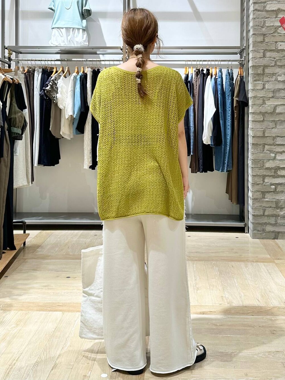 ホワイト系のスウェットパンツ、ホワイト系のサンダル、ホワイト系のトートバッグを着用したレディースの夏コーディネートの3枚目の写真