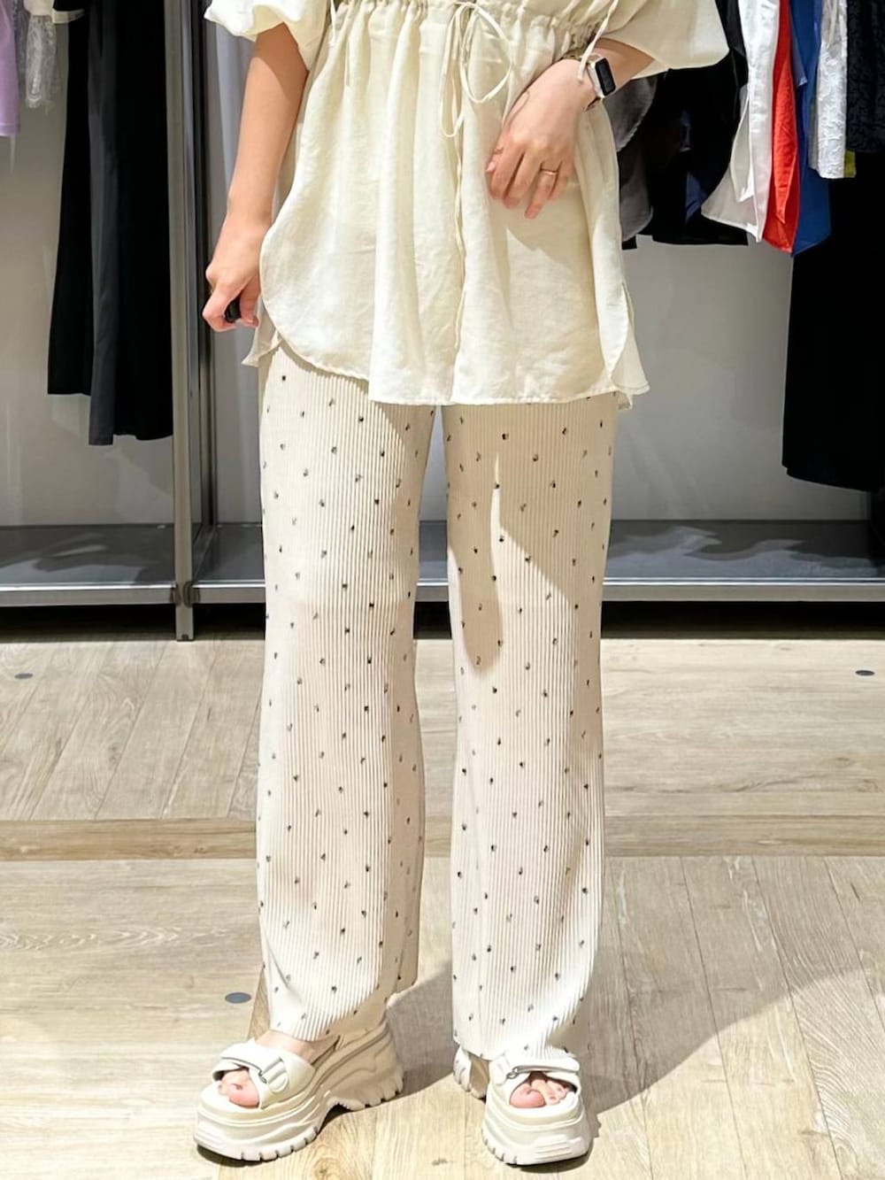 ベージュ系のその他パンツ、ホワイト系のサンダルを着用したレディースの夏コーディネートの5枚目の写真