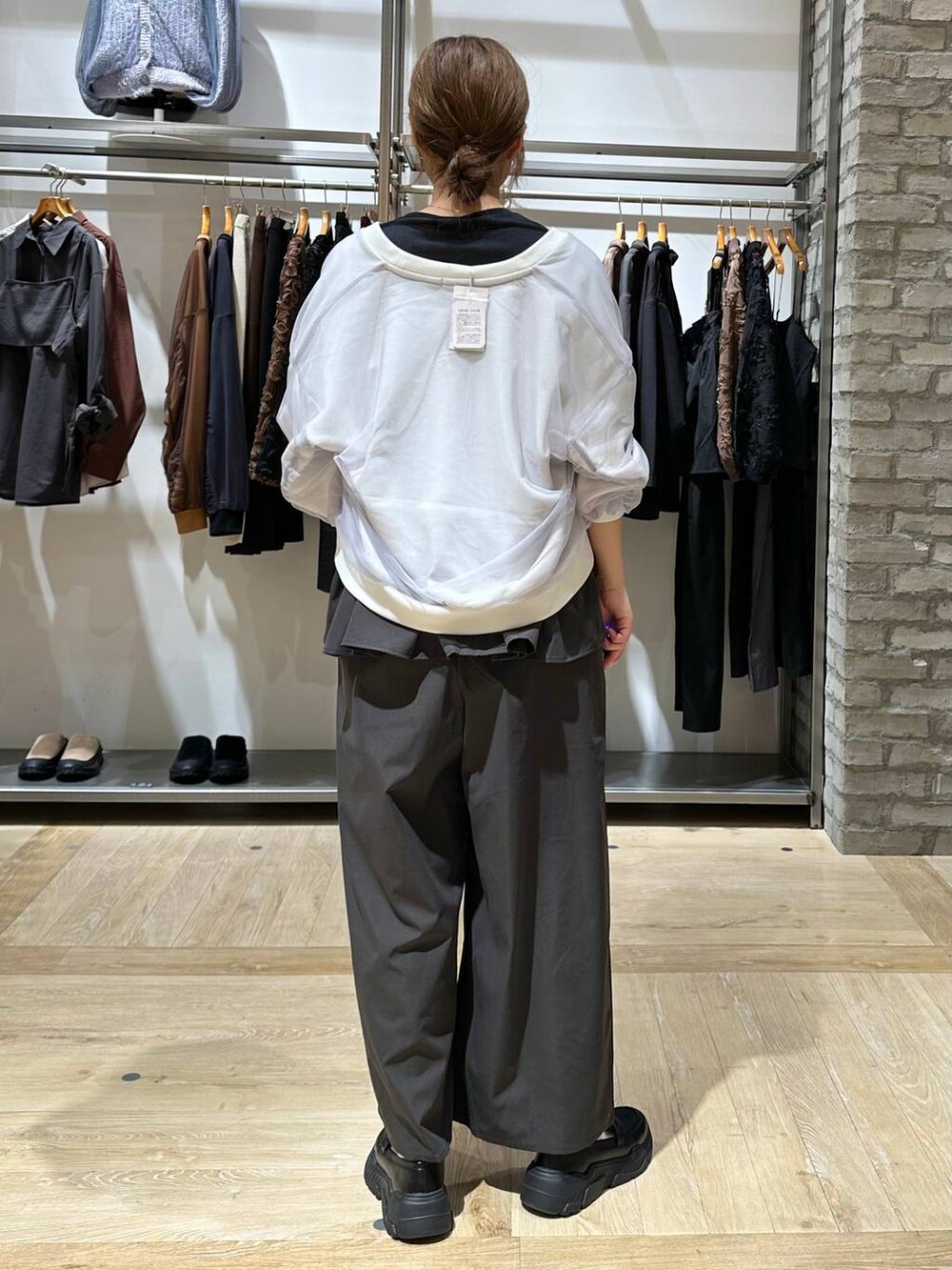 ブラック系のスニーカー、ブラック系のショルダーバッグ、グレー系のサロペット/オーバーオールを着用したレディースの秋コーディネートの3枚目の写真