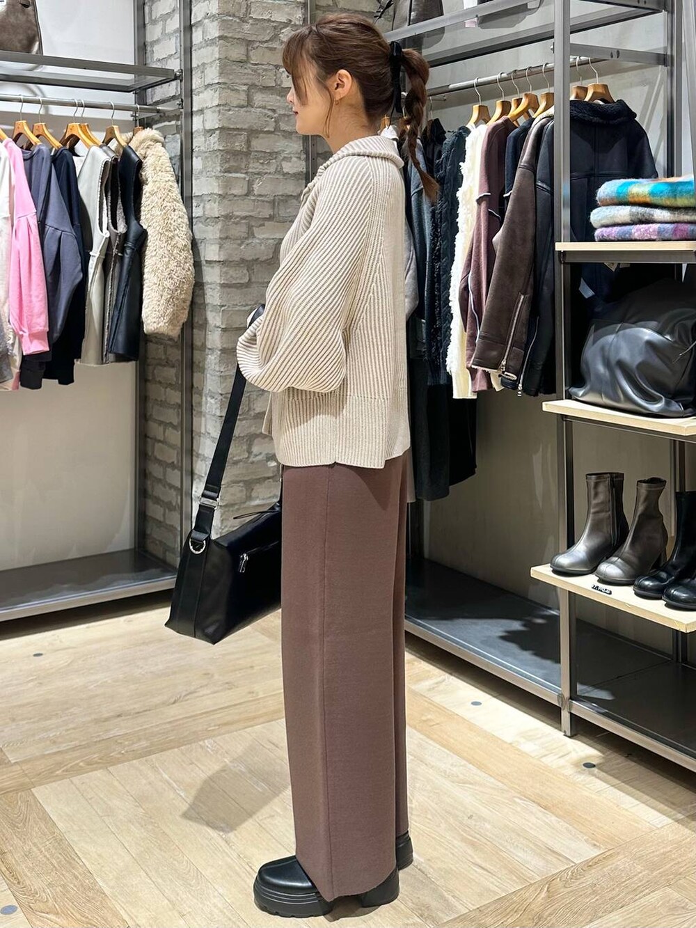 ホワイト系のカーディガン/ボレロ、ブラウン系のその他パンツ、ブラック系のショルダーバッグを着用したレディースの秋コーディネートの6枚目の写真