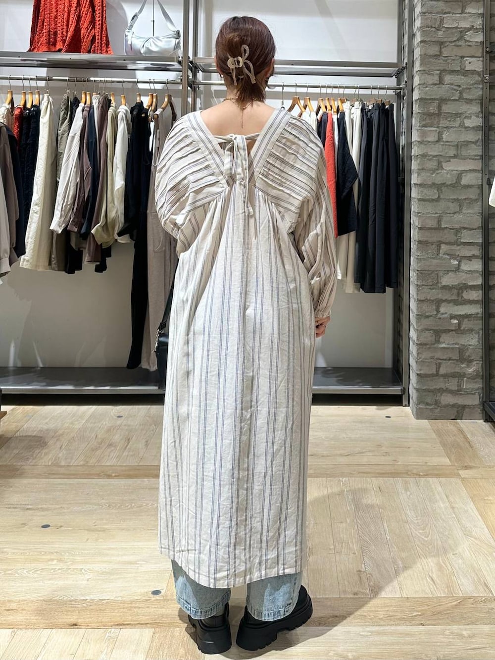 ブラック系のショルダーバッグ、ホワイト系のワンピース、ブラック系のその他シューズを着用したレディースの春コーディネートの4枚目の写真