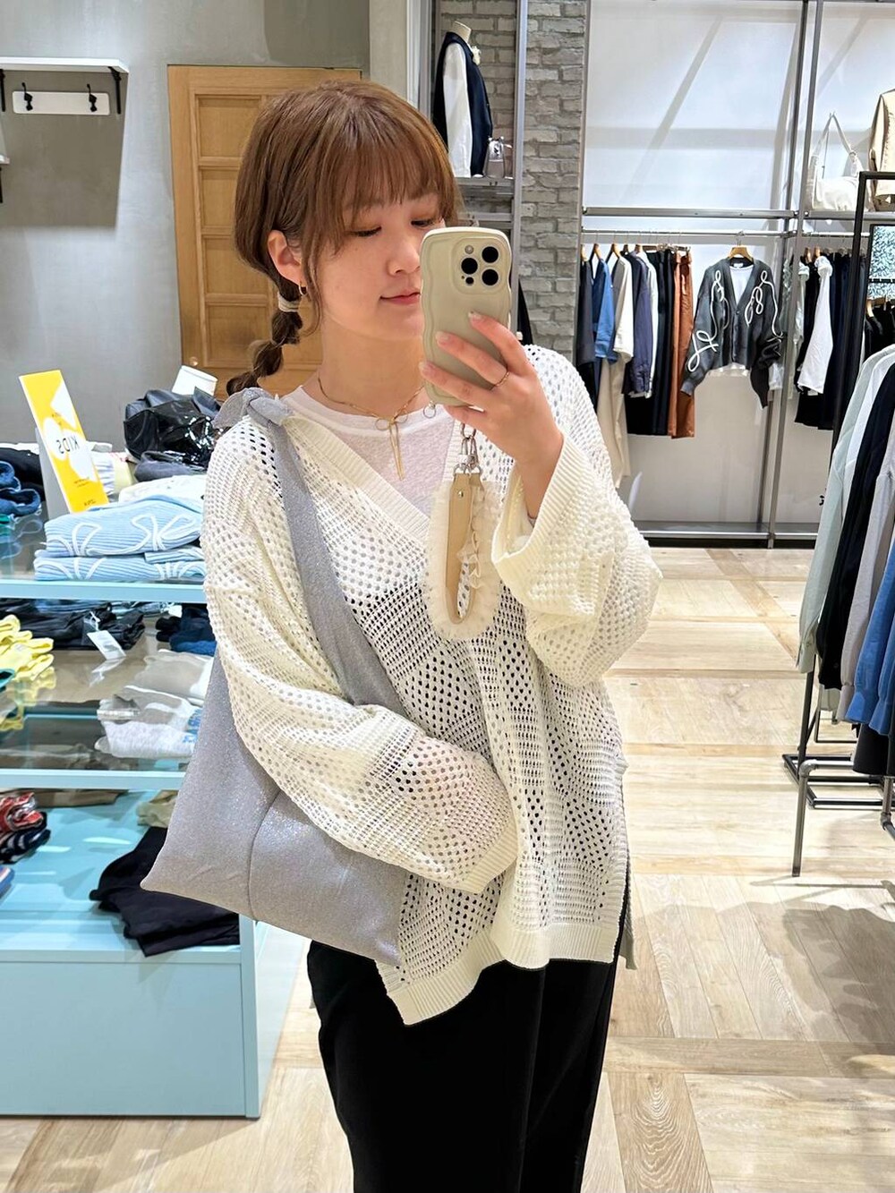 ホワイト系のTシャツ/カットソー、ブラック系のサンダル、ブラック系のショルダーバッグを着用したレディースの春コーディネートの4枚目の写真