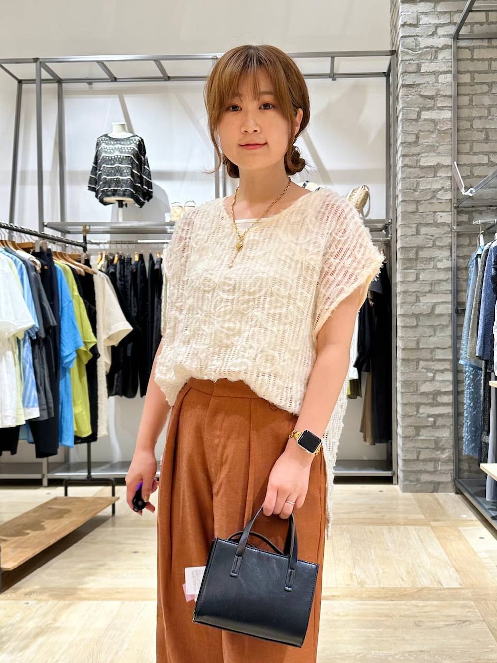「ワントーン、フェミニン、着痩せ・細見え、ママコーデ、骨格ウェーブ、高身長、ベーシック/シンプル、カジュアル、LEPSIM、30代_LEPSIM、ノースリーブ、タンクトップ、ワイドパンツ、ショルダーバッグ、バッグ」｜「LEPSIMの多機能リブタンク　286166（タンクトップ、ホワイト系）」を使った、★しおりんさん（レディース・165cm）の夏コーディネートの4枚目の写真