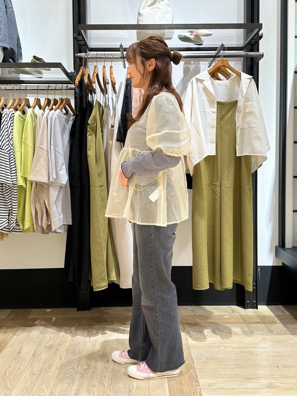 ホワイト系のTシャツ/カットソー、グレー系のデニムパンツ、ホワイト系のシャツ/ブラウスを着用したレディースの春コーディネートの2枚目の写真