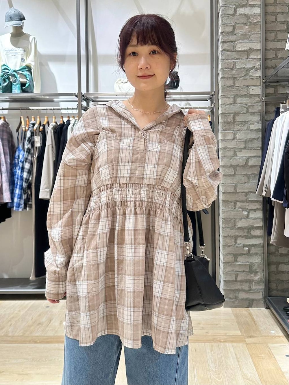 ブルー系のデニムパンツ、ブラック系のその他シューズ、ブラック系のトートバッグを着用したレディースの春コーディネートの4枚目の写真