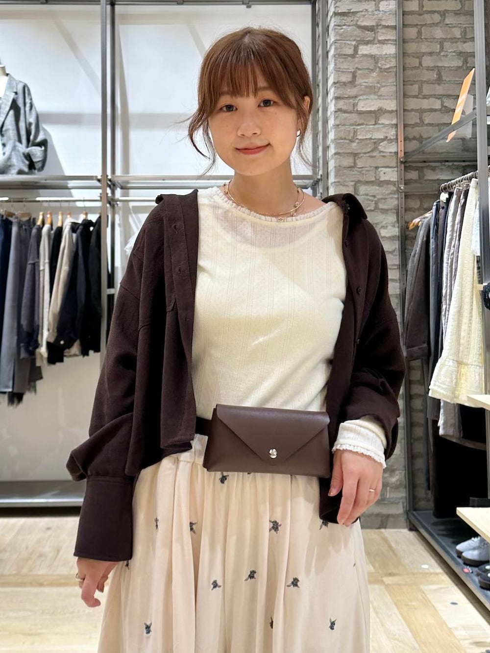 ホワイト系のその他パンツ、ブラウン系のシャツ/ブラウス、ホワイト系のTシャツ/カットソーを着用したレディースの秋コーディネートの4枚目の写真