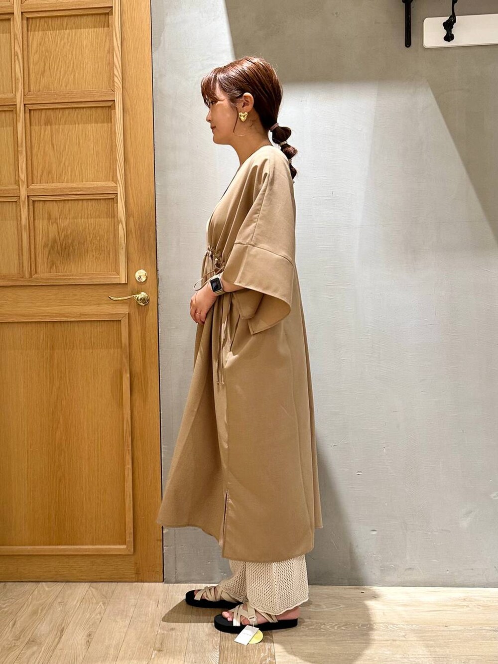 ホワイト系のその他パンツ、ベージュ系のワンピース、ホワイト系のサンダルを着用したレディースの春コーディネートの2枚目の写真