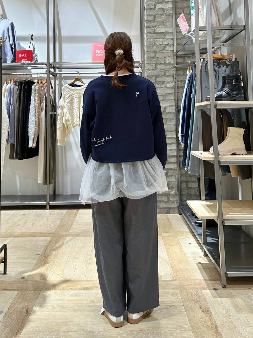 ブラック系のショルダーバッグ、ホワイト系のTシャツ/カットソー、グレー系のその他パンツを着用したレディースの冬コーディネートの3枚目の写真
