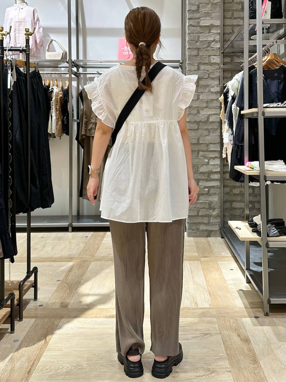 ブラウン系のその他パンツ、ブラック系のショルダーバッグ、ブラウン系のサンダルを着用したレディースの夏コーディネートの4枚目の写真